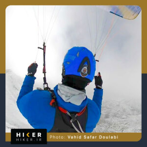 استیکر هایکر روی کلاه