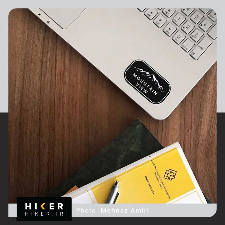 استیکر مینیمال کوهنوردی به رنگ سیاه با طرح کوهستان و نوشته Mountain view مناسب برای لپ‌تاپ