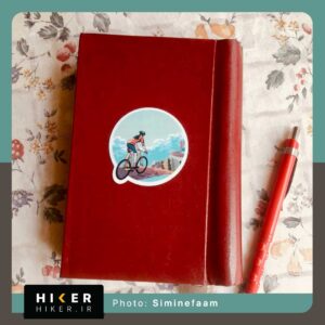 استیکر هایکر روی دفترچه