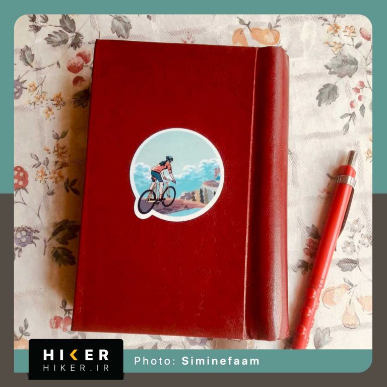 استیکر هایکر روی دفترچه