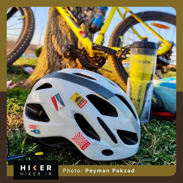 استیکر هایکر روی کلاه دوچرخه