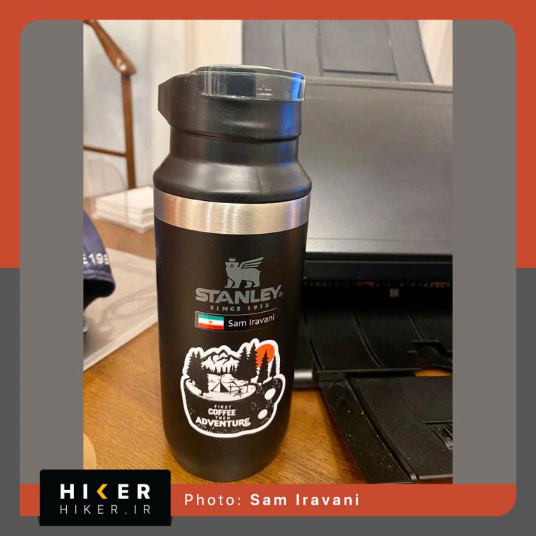 استیکر با طرح فنجان قهوه که داخل آن صحنه کمپینگ در طبیعت دیده می‌شود؛ مناسب فلاسک استنلی