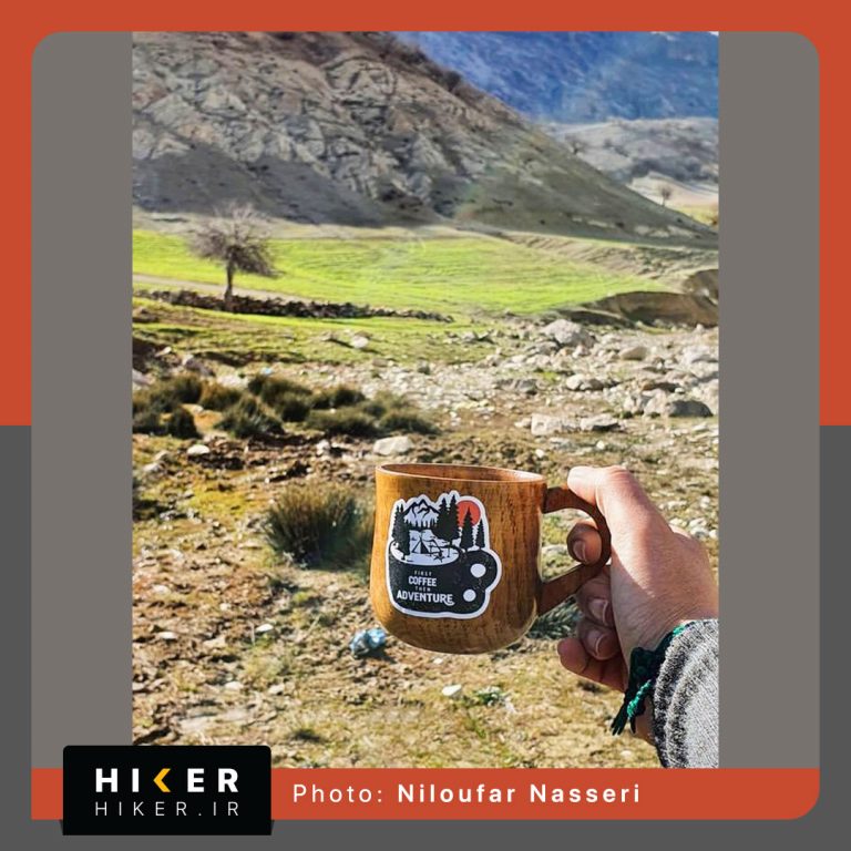 استیکر با طرح فنجان قهوه که داخل آن صحنه کمپینگ در طبیعت دیده می‌شود؛ مناسب ماگ سفری