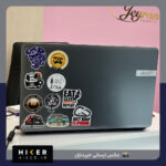 استیکر با طرح 'ماجراجویی در ذهن'، ترکیبی از فضای کیهانی، سیارات و طبیعت کوهستان و کمپینگ در نمایه جانبی سر یک زن مناسب لپ تاپ