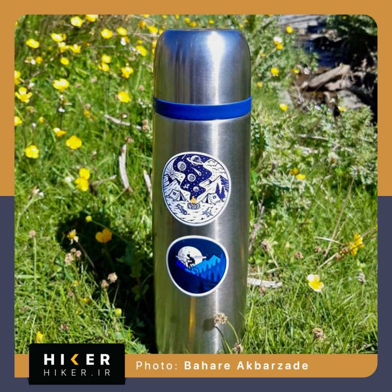 برچسب ضد آب با طرح کمپ شبانه در طبیعت، چادر، آتش و کهکشان راه شیری مناسب فلاسک