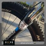 استیکر دوچرخه‌سواری روی دوشاخ دوچرخه کوهستان