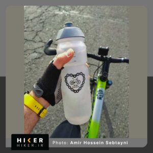 استیکر هایکر روی قمقمه آب