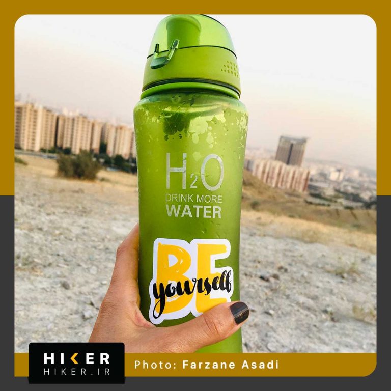 استیکر ضد آب با نوشته خودت باش هایکر روی قمقمه