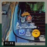 استیکر با طرح دست نشان راک (علامت شاخ)، که داخل آن تصویر طبیعت شامل مسیر پیچ‌درپیچ، درختان کاج، چادر کمپینگ، آسمان شب با ماه و ستاره‌ها دیده می‌شود. در پایین طرح، جمله «Change yourself, not the nature» نوشته شده است مناسب شیشه ماشین