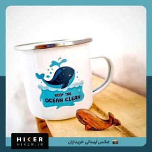 استیکر با تصویر نهنگ کارتونی آبی که از آب بیرون می‌پرد و قطرات آب اطراف آن دیده می‌شود. در پایین طرح، عبارت «Keep the Ocean Clean» نوشته شده است. مناسب قمقمه آب