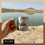 استیکر ضد آب با طرح کوه و خورشید و نوشته wilderness مناسب ماگ طبیعتگردی