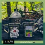 استیکر دختر طبیعتگرد روی ماگ فلزی در جنگل