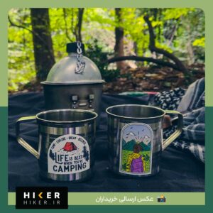 استیکر دختر طبیعتگرد روی ماگ فلزی در جنگل