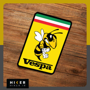 استیکر اسپرت لوگوی موتور وسپا (vespa)، رنگ زمینه زرد و پرچم ایتالیا در بالا و زنبور فانتزی در وسط، مناسب برای شیشه ماشین و موتور