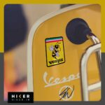 استیکر اسپرت لوگوی موتور وسپا (vespa)، رنگ زمینه زرد و پرچم ایتالیا در بالا و زنبور فانتزی در وسط، مناسب برای شیشه ماشین و موتور