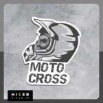 استیکر طرح کلاه ایمنی موتورکراس با تصویر اسکلت و نوشته Moto Cross، مناسب علاقه‌مندان به موتورسواری آفرود، موتورکراس، اندورو و ورزش‌های هیجان‌انگیز، ضد آب و ضد خش