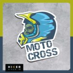 استیکر طرح کلاه ایمنی موتورکراس با تصویر اسکلت و نوشته Moto Cross، مناسب علاقه‌مندان به موتورسواری آفرود، موتورکراس، اندورو و ورزش‌های هیجان‌انگیز.