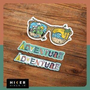 استیکر سفر و ماجراجویی فانتزی شامل استیکر عینک آفتابی ترکیبی کوه و ساحل دریا و استیکر کلمه Adventure با تم سبز و کرم مناسب برای تزیین وسایل سفر و لپ‌تاپ.