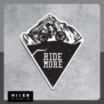 استیکر دوچرخه‌سوار کوهستان در مسیر صخره‌ای با پس‌زمینه قله‌های بلند و عبارت Ride More مناسب تنه دوچرخه و کلاه دوچرخه