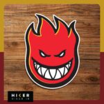 برچسب فانتزی لوگوی Spitfire با طرح شعله آتش خشمگین و خندان با تم رنگی مشکی، قرمز و زرد مناسب برای تزیین اسکیت‌بورد، لپ‌تاپ و ماشین.