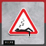 استیکر ضد آب هشدار خواب‌آلودگی با تصویر فرد خوابیده داخل تابلوی اخطار مثلثی قرمز مناسب لپ‌تاپ و شیشه ماشین