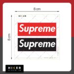 مجموعه دو عددی استیکر بدنه خودرو طرح برند سوپریم حاوی نوشته کج و سفید Supreme با فونت ایتالیک؛ شامل یک نسخه با پس‌زمینه قرمز کلاسیک و یک نسخه با پس‌زمینه مشکی مینی‌مال.