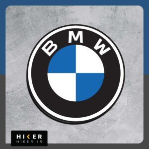 استیکر دایره‌ای با حاشیه سفید حاوی لوگوی اصلی و کلاسیک برند ب‌ام‌و (BMW) شامل لایه بیرونی مشکی با نوشته سفید رنگ BMW و دایره مرکزی تقسیم‌شده به چهار ربع دایره متناوب آبی و سفید مناسب برای بدنه خودرو و شیشه ماشین.