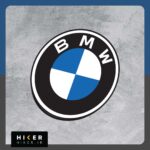 استیکر دایره‌ای با حاشیه سفید حاوی لوگوی اصلی و کلاسیک برند ب‌ام‌و (BMW) شامل لایه بیرونی مشکی با نوشته سفید رنگ BMW و دایره مرکزی تقسیم‌شده به چهار ربع دایره متناوب آبی و سفید مناسب برای بدنه خودرو و شیشه ماشین.