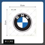 استیکر دایره‌ای با حاشیه سفید حاوی لوگوی اصلی و کلاسیک برند ب‌ام‌و (BMW) شامل لایه بیرونی مشکی با نوشته سفید رنگ BMW و دایره مرکزی تقسیم‌شده به چهار ربع دایره متناوب آبی و سفید مناسب برای بدنه خودرو و شیشه ماشین.
