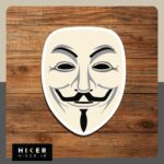 استیکر فانتزی به شکل ماسک گای فاکس یا گروه هکری آنونیموس با چهره سفید مایل به کرم، ابروهای کشیده، سبیل رو به بالا و ریش خطی مشکی با لبخند کنایه‌آمیز معروف مناسب برای تزیین لپ‌تاپ برنامه‌نویسان.