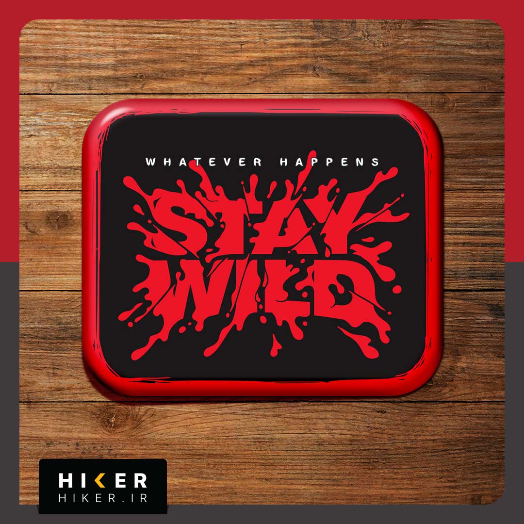 Hiker-Sticker-0800-01 برچسب ژله ای ضد آب مستطیلی با حاشیه قرمز و پسزمینه مشکی که روی آن عبارت انگلیسی Whatever Happens Stay Wild با فونت کالیگرافی قرمز به سبک پاشش مایع یا رنگ طراحی شده است. مناسب شیشه ماشین آفرود و موتور