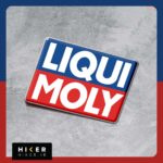 استیکر ژله ای مستطیلی با حاشیه سفید حاوی لوگوی دو رنگ برند لیکومولی (Liqui Moly) با نوشته‌های سفید در پس‌زمینه بالایی آبی و پس‌زمینه پایینی قرمز مناسب برای تزیین بدنه و شیشه خودرو افرود.