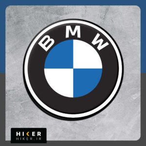 استیکر ژله ای دایره‌ای با حاشیه سفید حاوی لوگوی اصلی و کلاسیک برند ب‌ام‌و (BMW) شامل لایه بیرونی مشکی با نوشته سفید رنگ BMW و دایره مرکزی تقسیم‌شده به چهار ربع دایره متناوب آبی و سفید مناسب برای بدنه خودرو و شیشه ماشین.