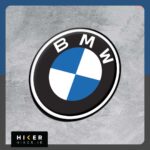 استیکر ژله ای دایره‌ای با حاشیه سفید حاوی لوگوی اصلی و کلاسیک برند ب‌ام‌و (BMW) شامل لایه بیرونی مشکی با نوشته سفید رنگ BMW و دایره مرکزی تقسیم‌شده به چهار ربع دایره متناوب آبی و سفید مناسب برای بدنه خودرو و شیشه ماشین.