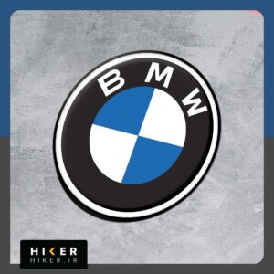 استیکر ژله ای دایره‌ای با حاشیه سفید حاوی لوگوی اصلی و کلاسیک برند ب‌ام‌و (BMW) شامل لایه بیرونی مشکی با نوشته سفید رنگ BMW و دایره مرکزی تقسیم‌شده به چهار ربع دایره متناوب آبی و سفید مناسب برای بدنه خودرو و شیشه ماشین.