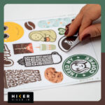 شیت استیکر با کیفیت قهوه با لیوان کافی، دانه قهوه، کوکی، ماچا و نوشته‌های مرتبط با کافه