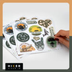 شیت استیکر ضد آب با موضوع طبیعت‌گردی، حفاظت از محیط‌زیست و حیات‌وحش شامل شعارهایی مثل «فقط ردپا به جا بگذار» و «حیات‌وحش را نجات دهید