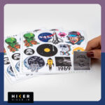 مجموعه‌ای از استیکرهای فانتزی با موضوع فضا و علمی‌تخیلی شامل طرح‌های لوگوی ناسا، فضانورد، آلبرت انیشتین، موجودات فضایی (آدم‌فضایی)، شاتل فضایی و صفحه گرامافون طرح منظومه شمسی مناسب لپ تاپ