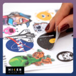 استیکرهای فانتزی با موضوع فضا و علمی‌تخیلی شامل طرح‌های لوگوی ناسا، فضانورد، آلبرت انیشتین، موجودات فضایی (آدم‌فضایی)، شاتل فضایی و صفحه گرامافون طرح منظومه شمسی مناسب موبایل