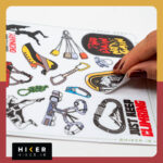 پکیج استیکر صخره‌نوردی و تجهیزات صعود؛ شامل برچسب‌های انگیزشی و ابزارآلات کوهنوردی در رنگ‌های متنوع مناسب کلاه سنگنوردی